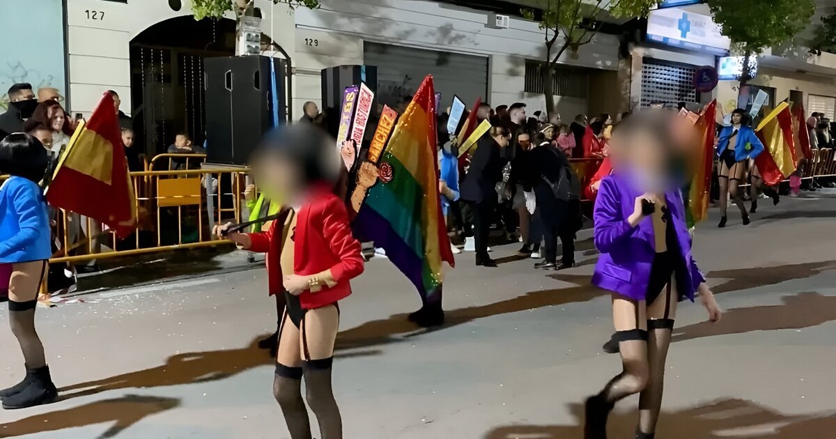 Con banderas LGBT, niñas semidesnudas desfilan en las fiestas de