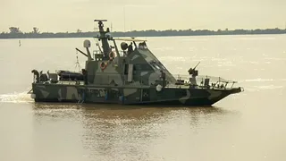 Sorpresa en el Río Paraná: buque militar armado emerge frente al Puerto de Paraná
