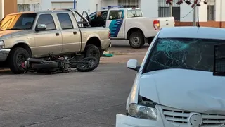 Dos personas heridas en colisión entre camioneta y moto