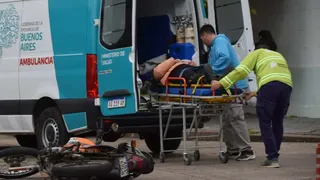 Colisión entre moto y auto deja a mujer gravemente herida