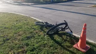 Joven ciclista atropellada por camioneta en rotonda de Pellegrini y Avellaneda